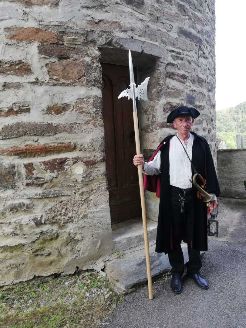 Nachtwächter mit Speer vor Holztür