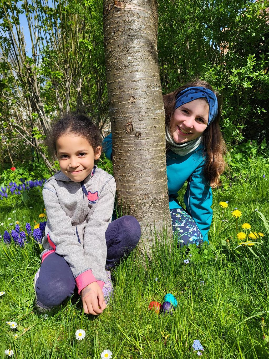 Kinder beim Ostereiersuchen