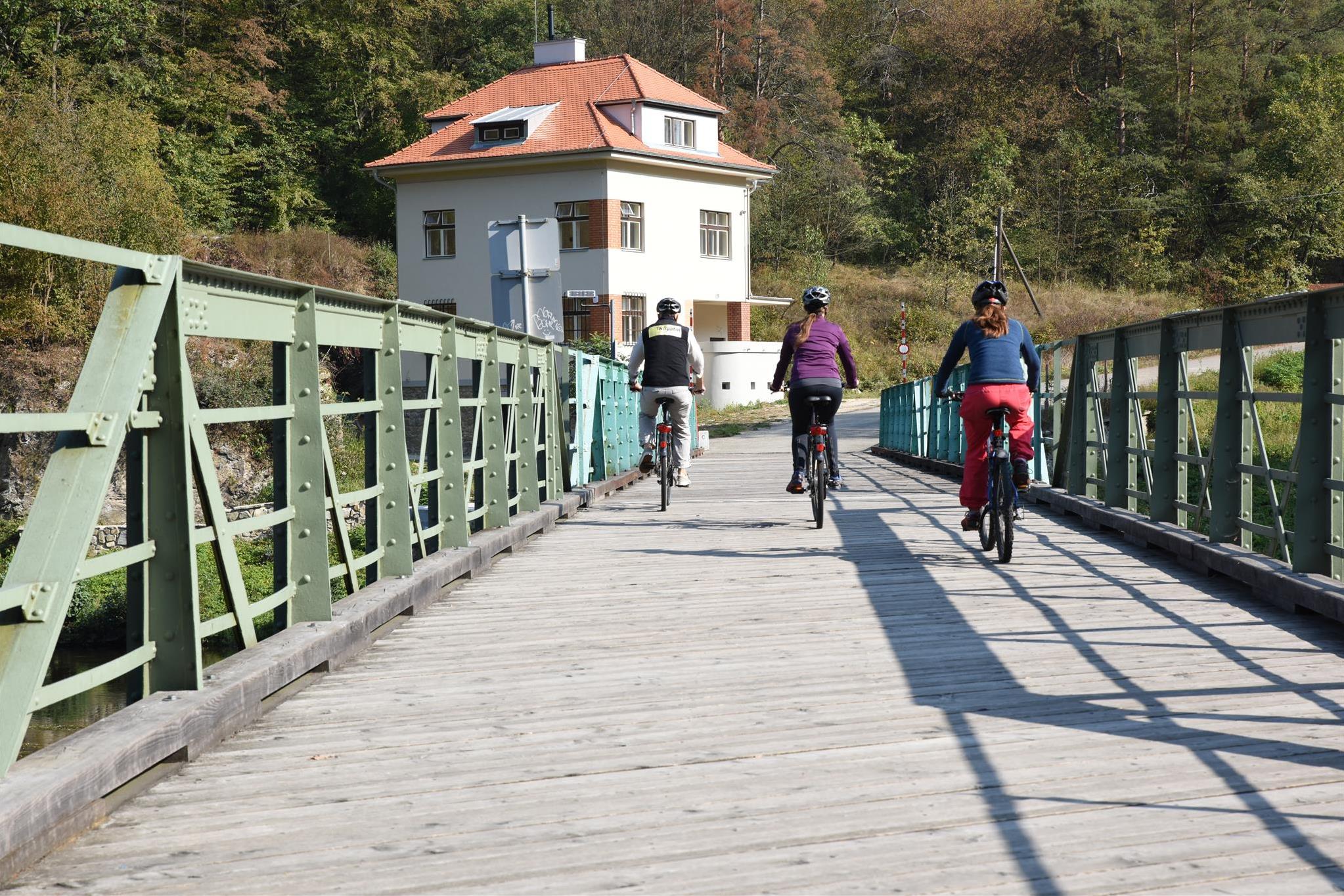 Radfahrer auf Thayabrücke