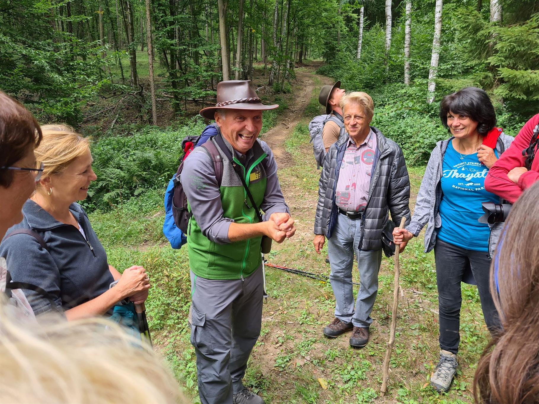 Ranger mit Besuchergruppe