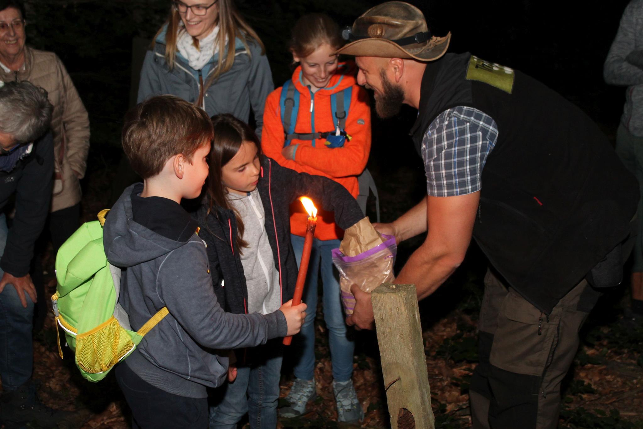 Kinder und Ranger um Lockstock