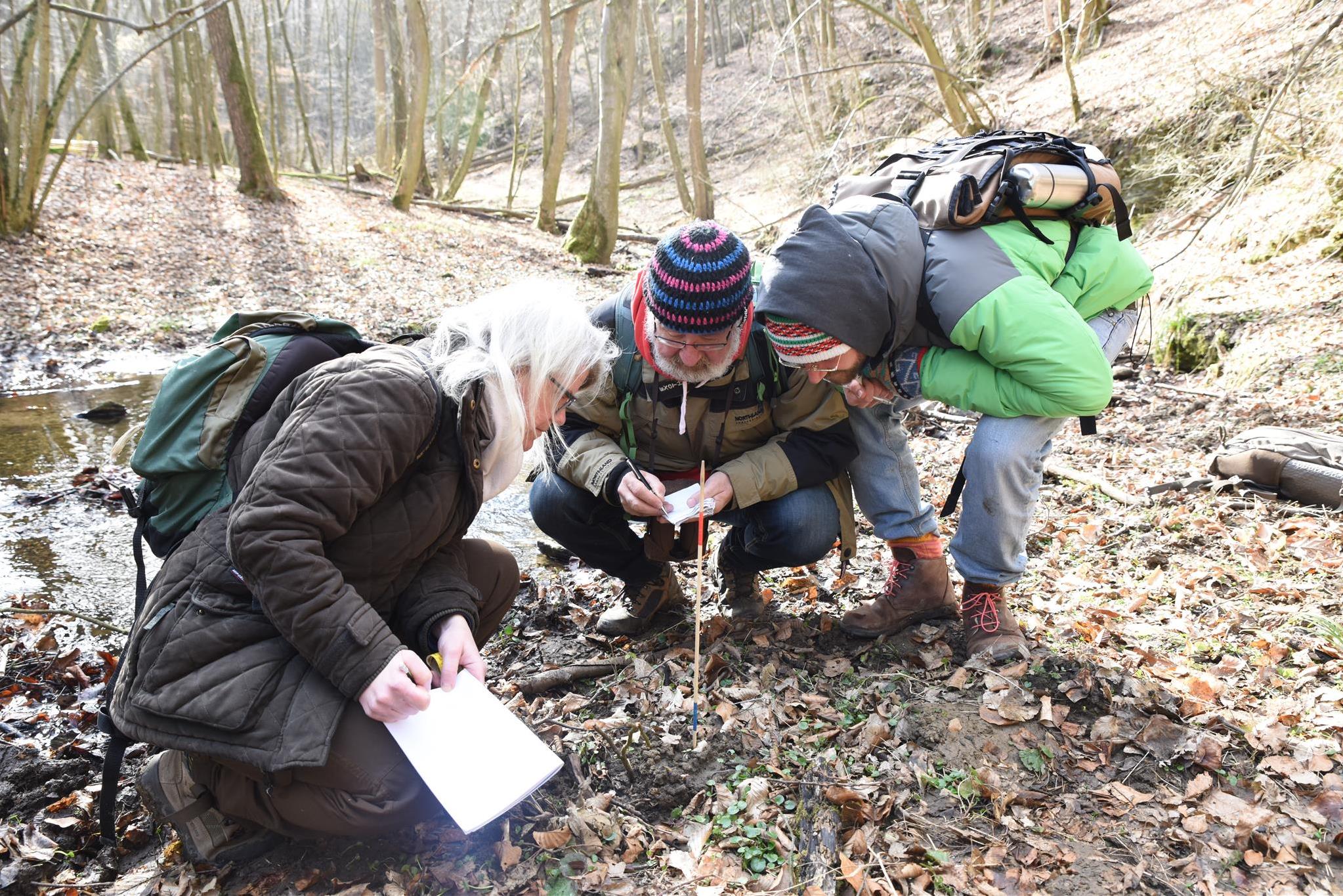 Teilnehmerinnen und Teilnehmer bei der Wildnispädagogik