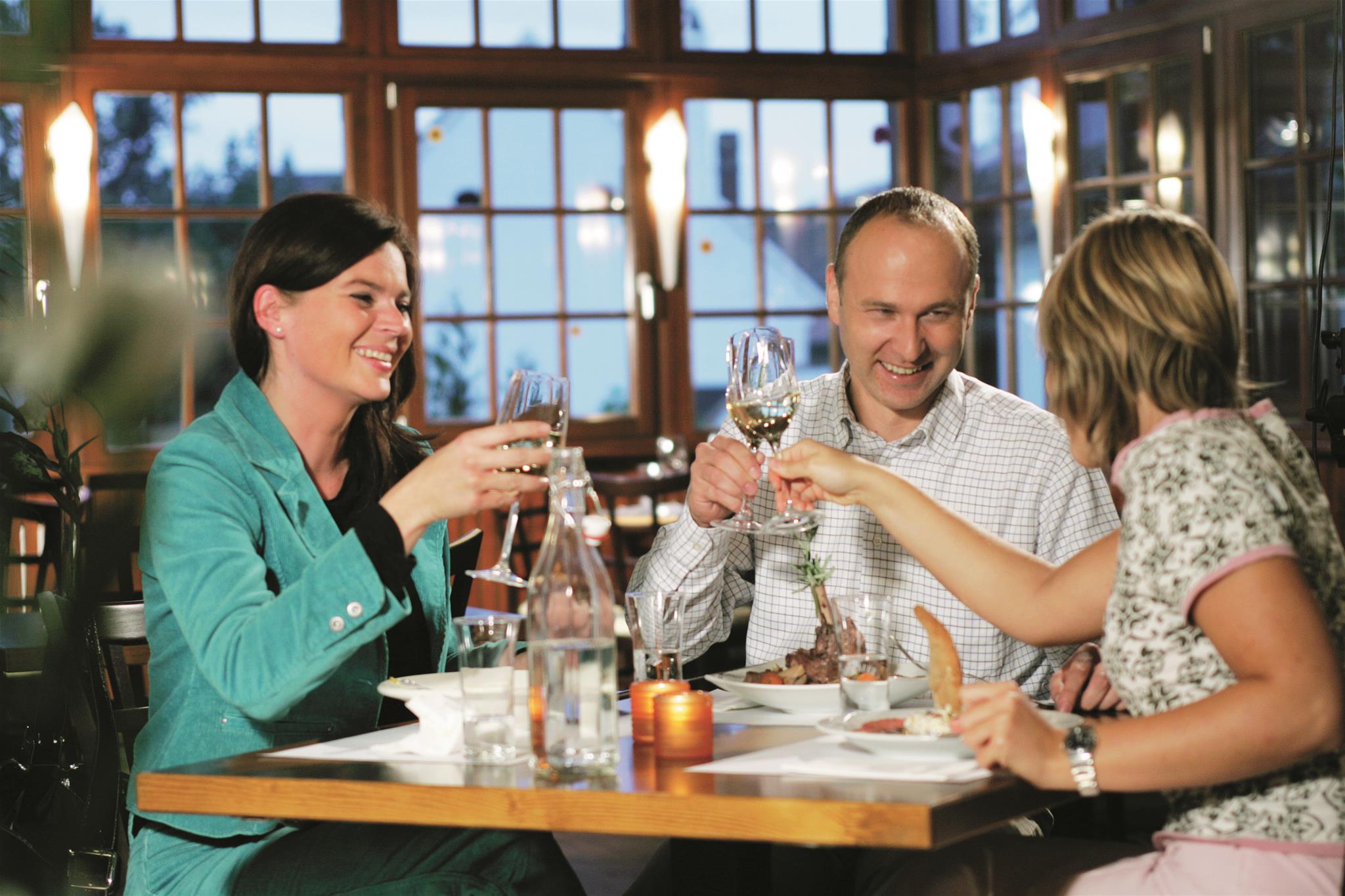 Gäste bei einem Achterl Wein