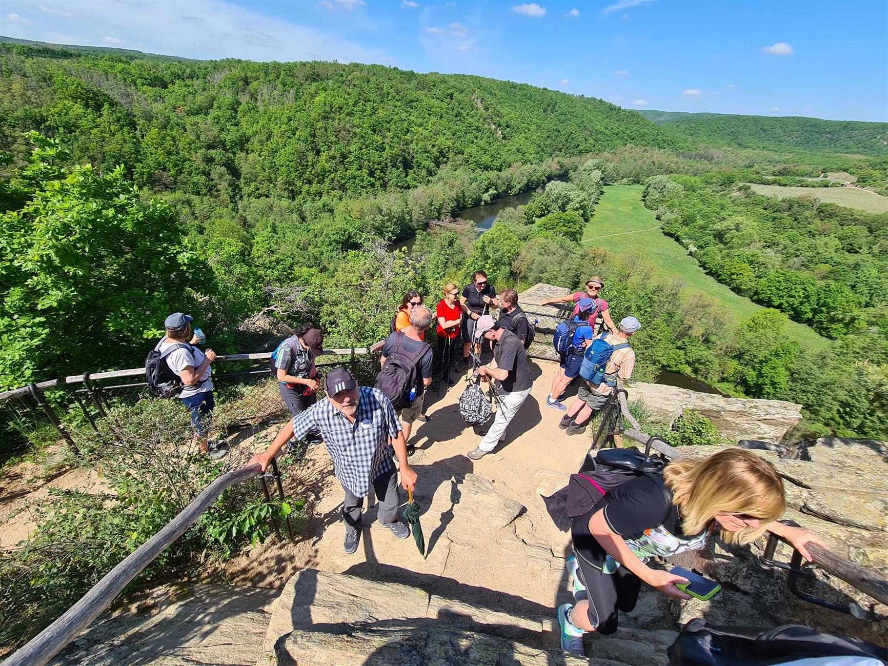 Besucherinnen und Besucher beim Überstieg