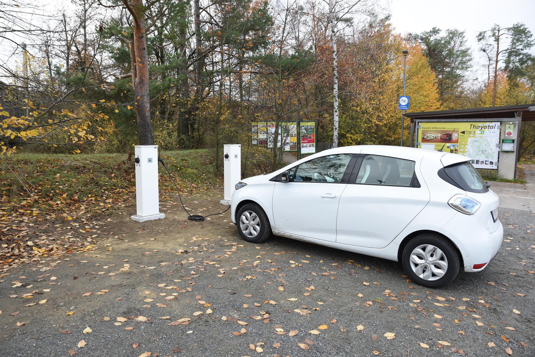 Elektroauto bei der Stromtankstelle