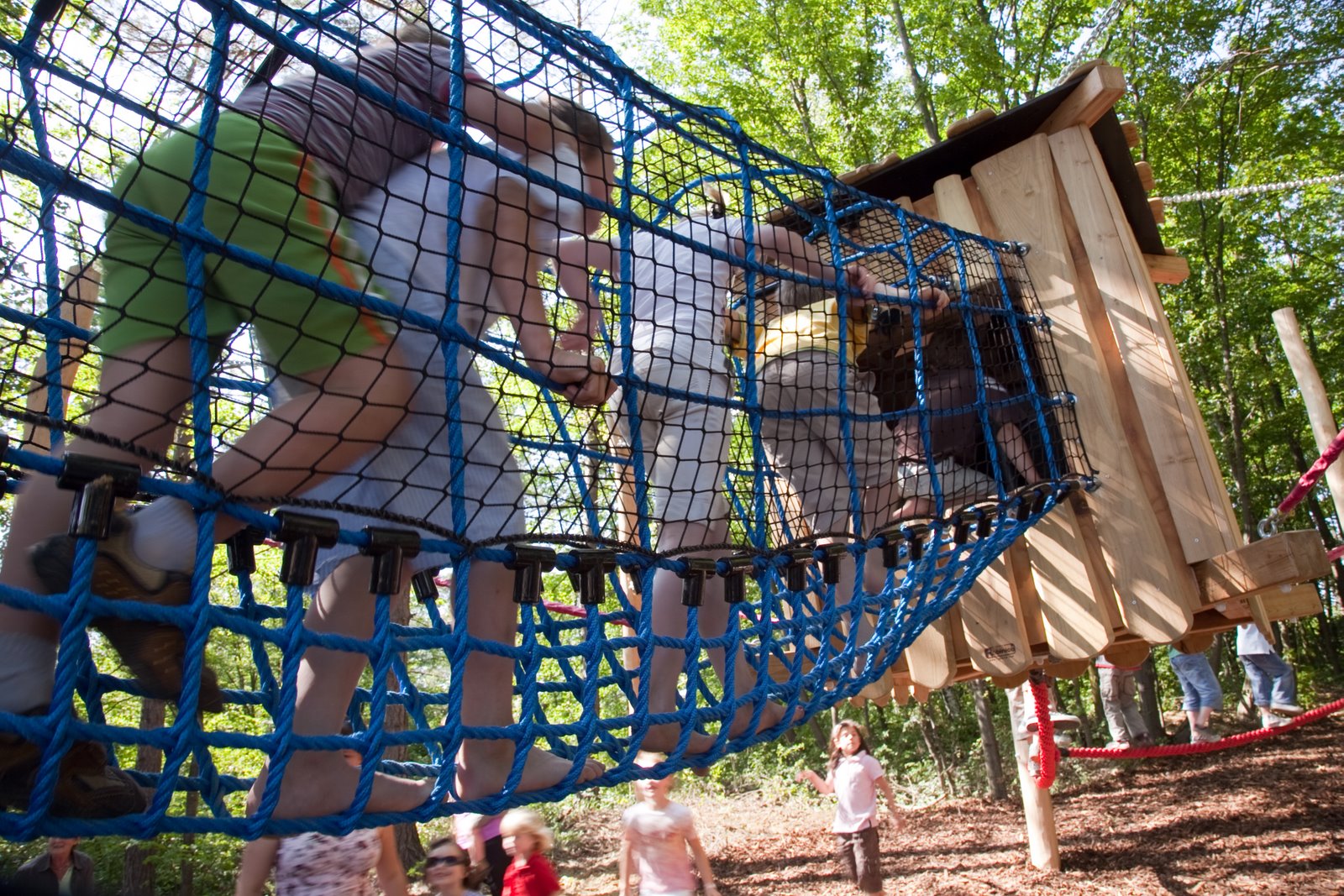 Kinder beim Klettern am Abenteuerspielplatz