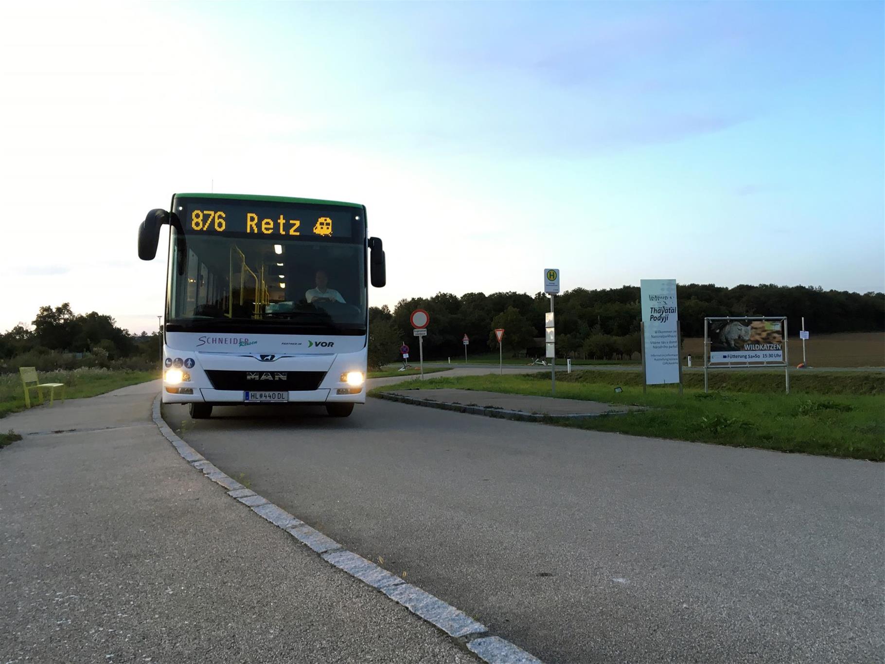 Bus bei der Bushaltestelle