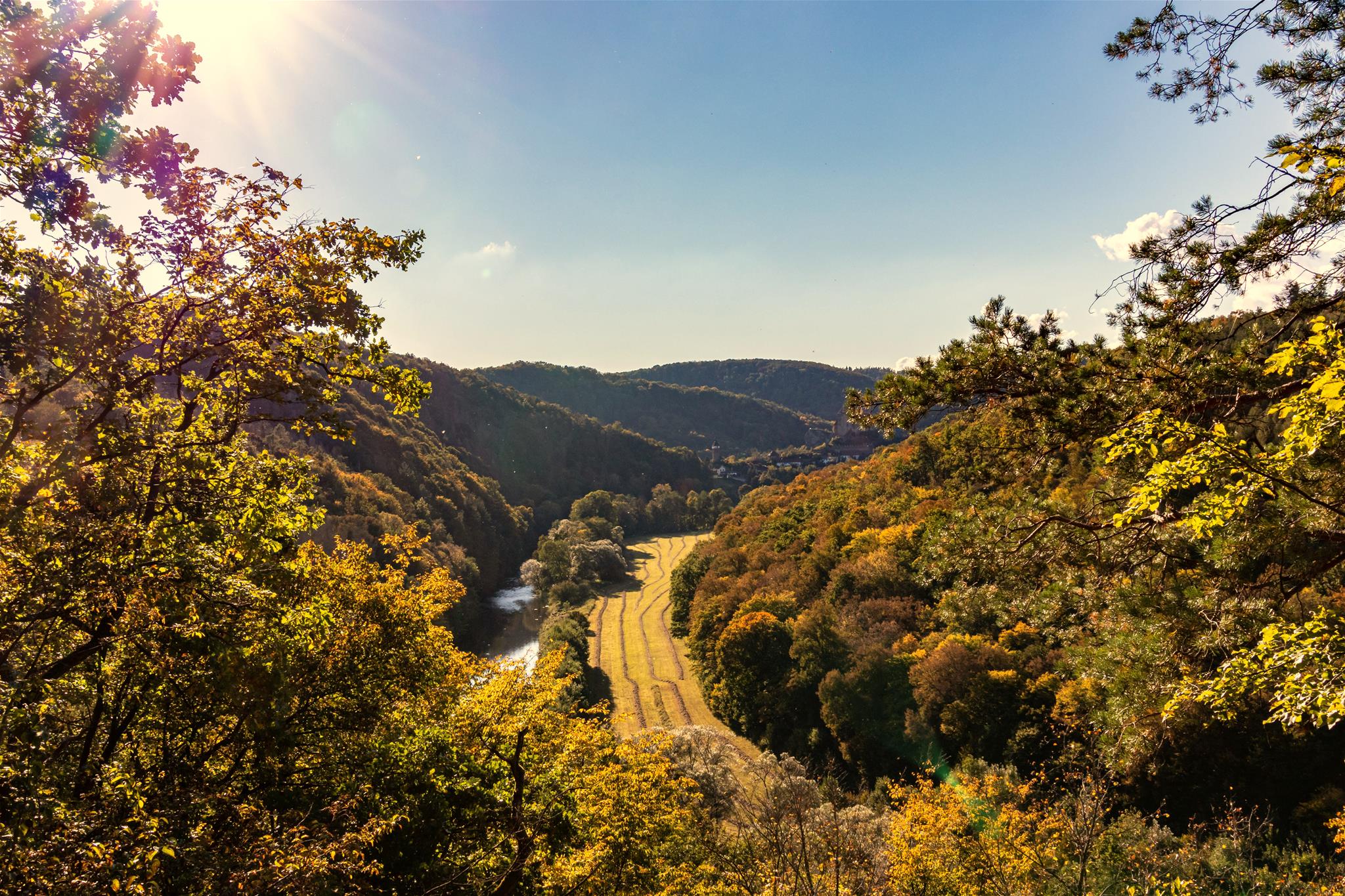 Ausblick auf Wälder, Wiesen und Hardegg im Herbst