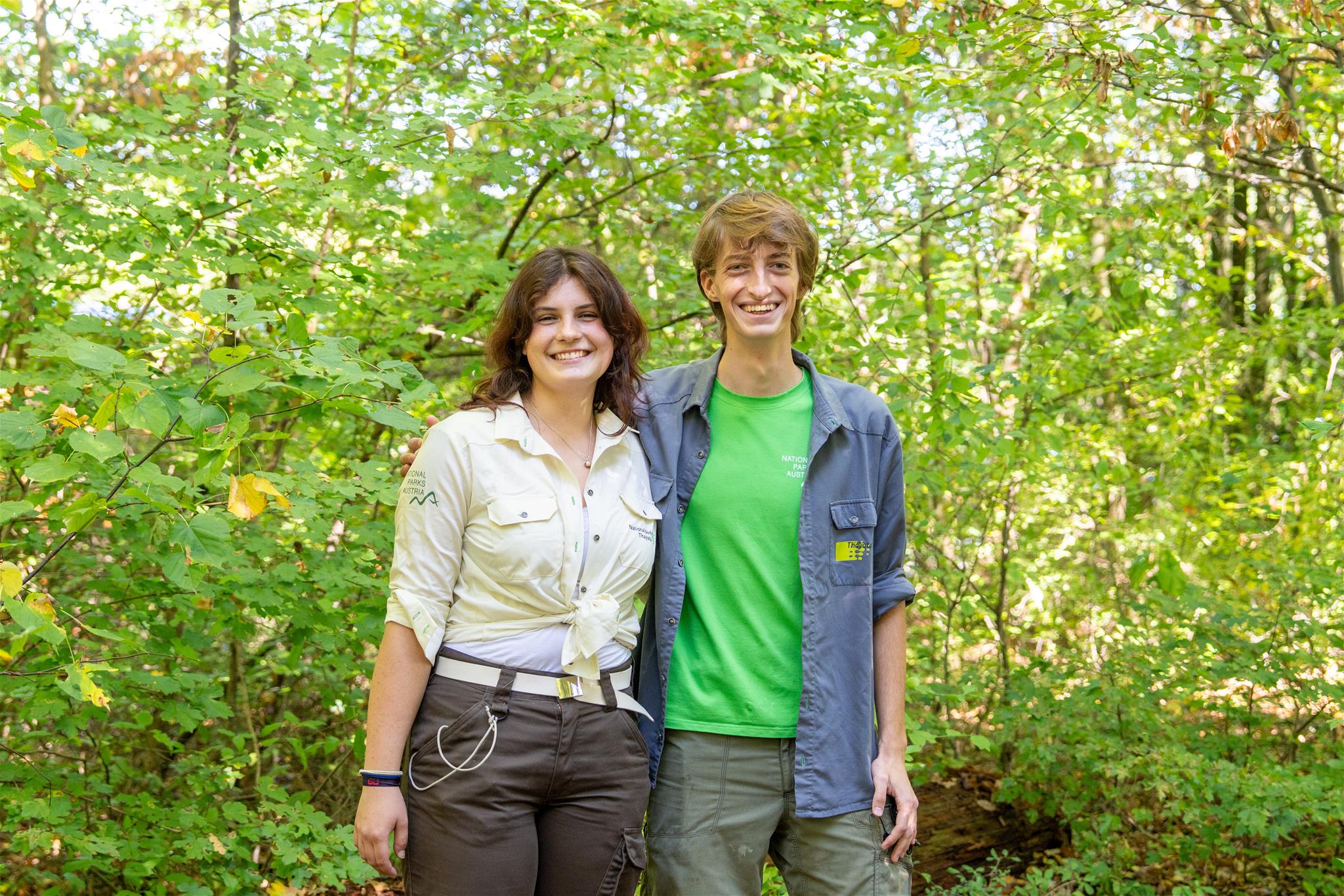zwei Freiwillige des Freiwilligen Umweltjahres im Nationalpark Thayatal