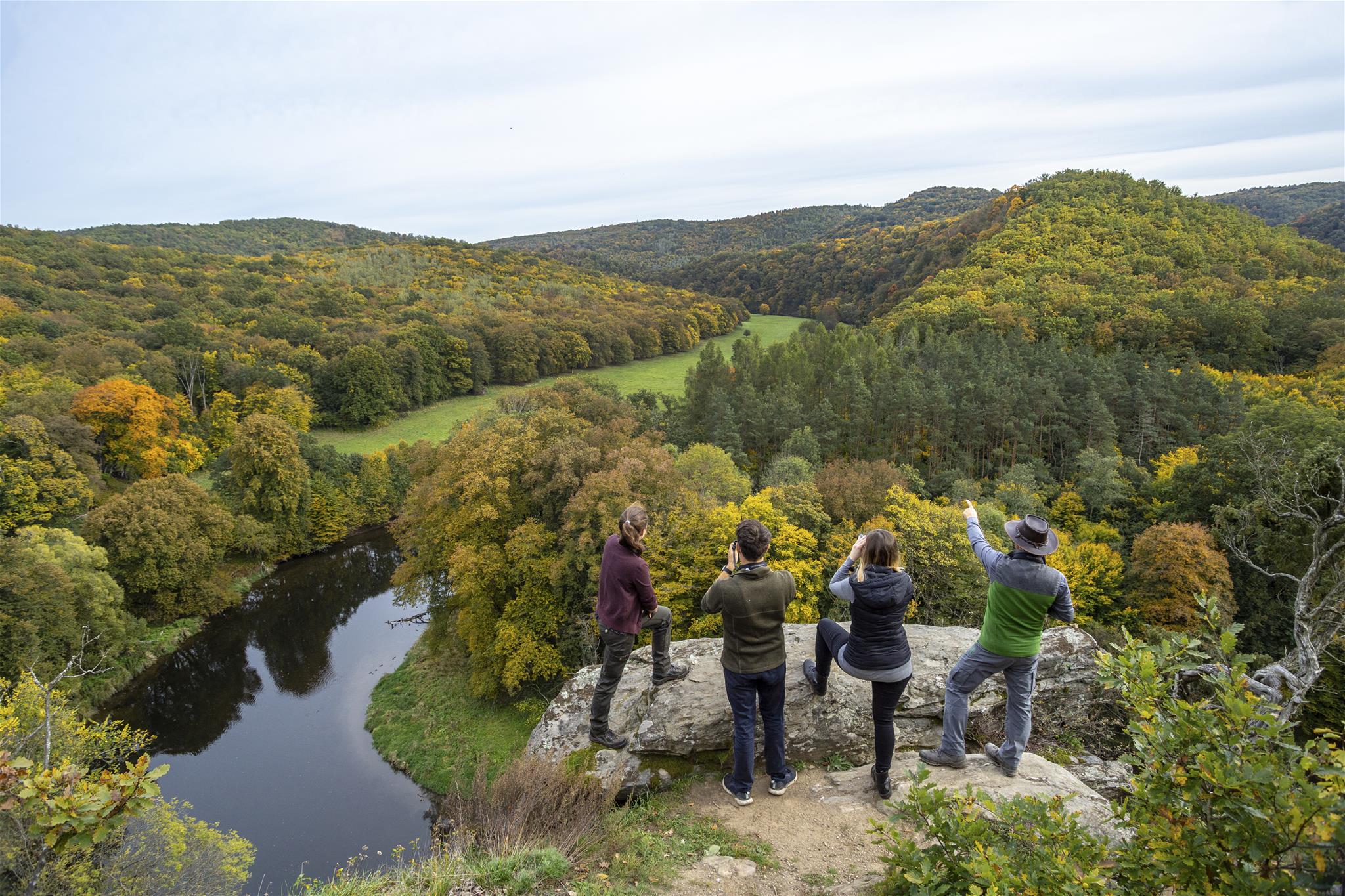 4 Leute stehen am Umlaufberg und schauen in die Landschaft