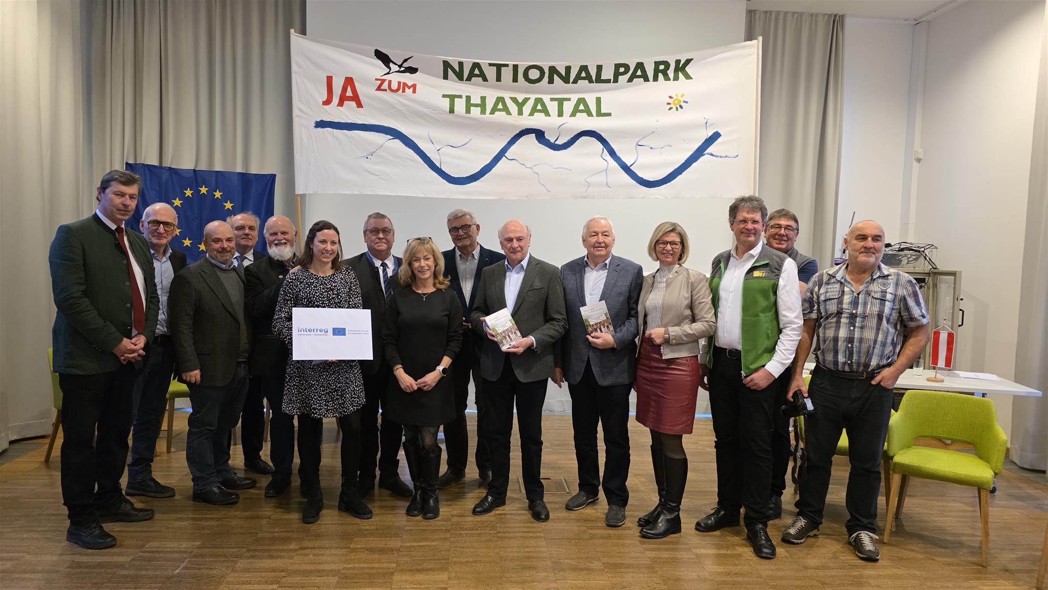 alle Beteiligten des Buchprojektes unter dem Originalbanner